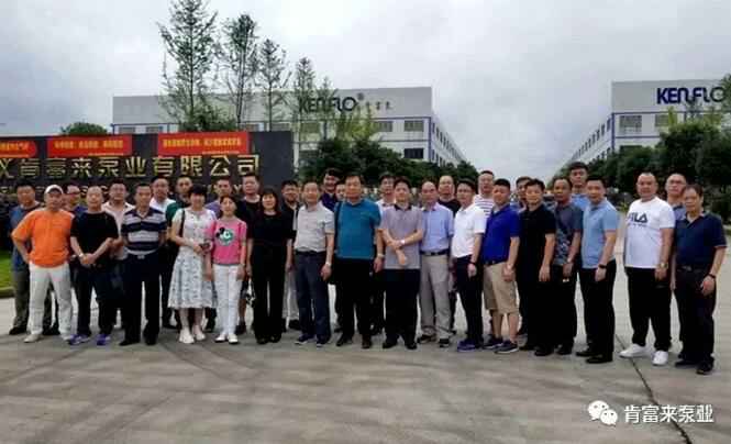与会人员在遵义乐动站网页版-乐动(中国)有限公司大门口合影留念